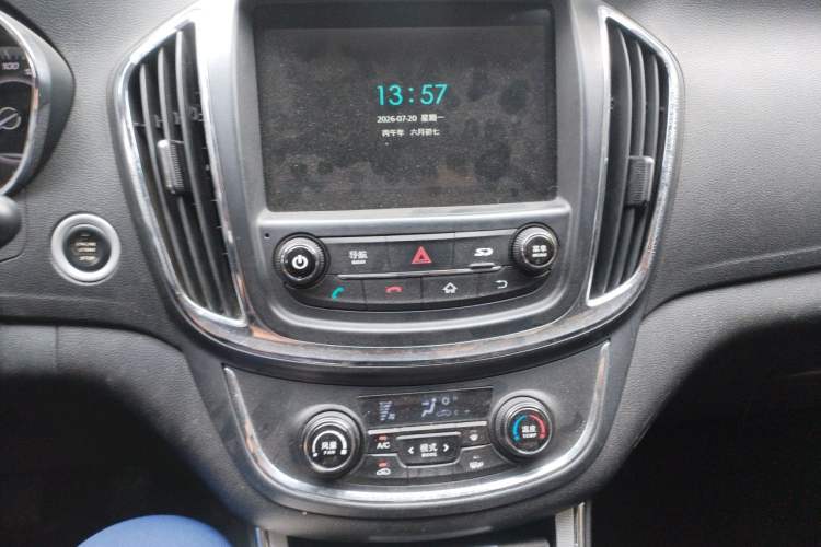 Used Baojun 560 2015 1.8L manual luxury version Audio And AC Panel