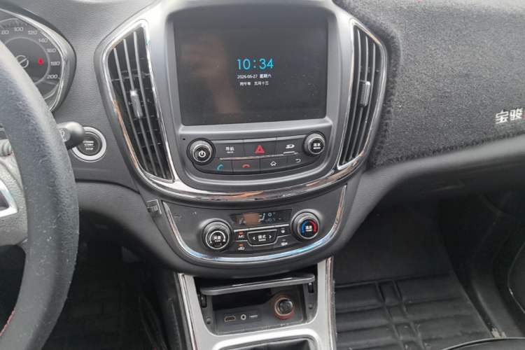 Used Baojun 560 2015 1.8L manual luxury version Audio And AC Panel