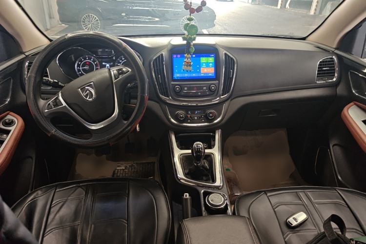 Used Baojun 560 2015 1.8L Manual Elite Edition Center Console