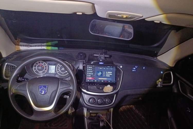 Used Baojun 560 2015 1.8L manual Comfort trim level Center Console