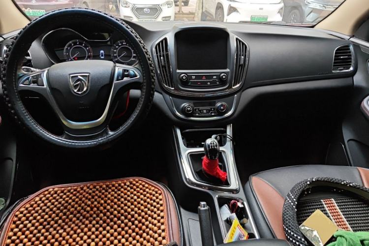 Used Baojun 560 2015 1.8L manual luxury version Center Console