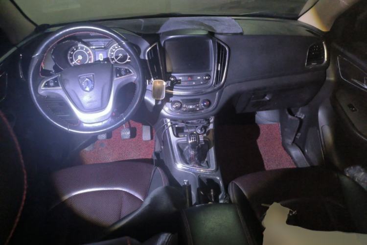 Used Baojun 560 2015 1.8L manual luxury version Center Console