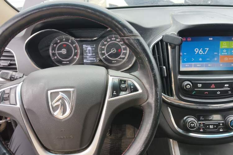 Used Baojun 560 2015 1.8L manual luxury version Center Console