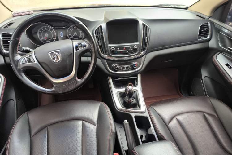 Used Baojun 560 2015 1.8L manual luxury version Center Console