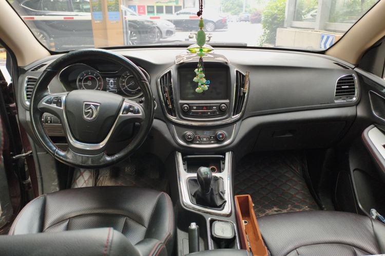 Used Baojun 560 2015 1.8L manual luxury version Center Console