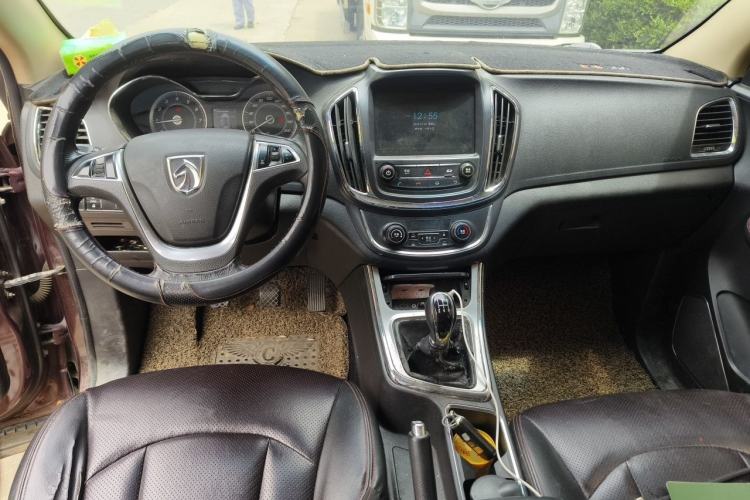 Used Baojun 560 2015 1.8L manual luxury version Center Console