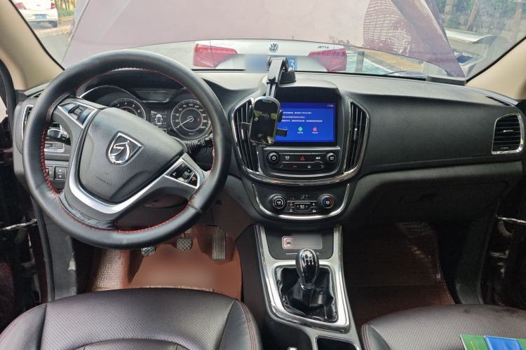 Used Baojun 560 2015 1.8L manual luxury version Center Console