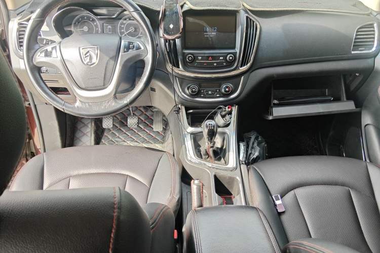 Used Baojun 560 2015 1.8L manual luxury version Center Console