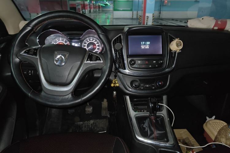 Used Baojun 560 2015 1.8L manual luxury version Center Console