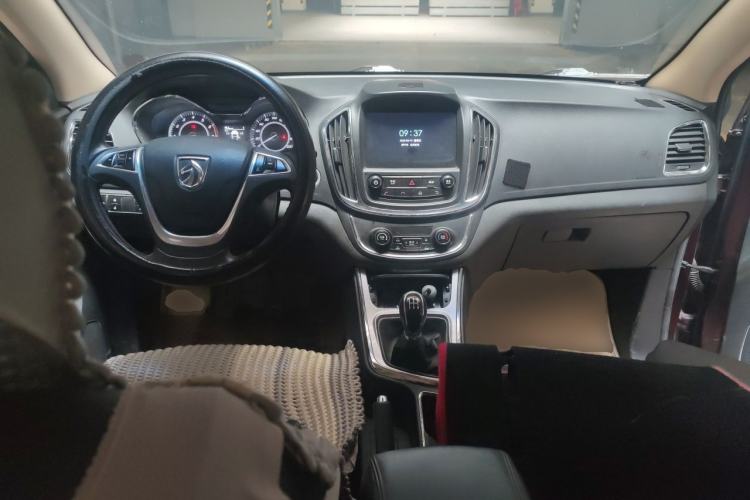 Used Baojun 560 2015 1.8L manual luxury version Center Console