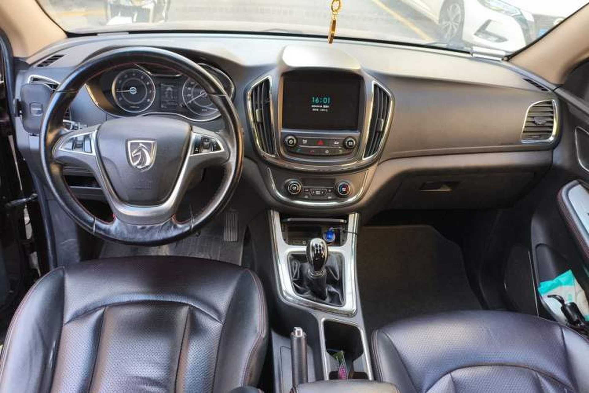 Used Baojun 560 2015 1.8L manual luxury version Center Console