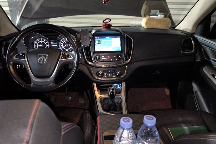 Used Baojun 560 2015 1.8L manual luxury version Center Console