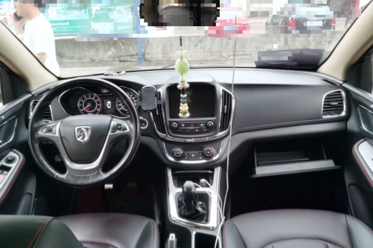 Used Baojun 560 2015 1.8L manual luxury version Center Console