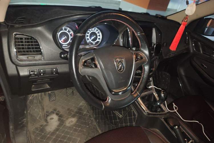 Used Baojun 560 2015 1.8L manual luxury version Center Console