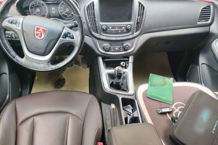 Used Baojun 560 2015 1.8L manual luxury version Center Console
