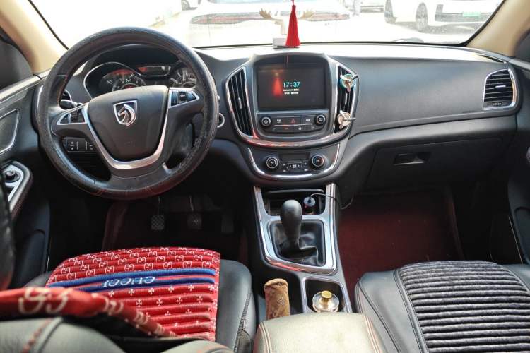 Used Baojun 560 2015 1.8L manual luxury version Center Console