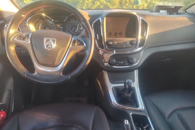 Used Baojun 560 2015 1.8L manual luxury version Center Console