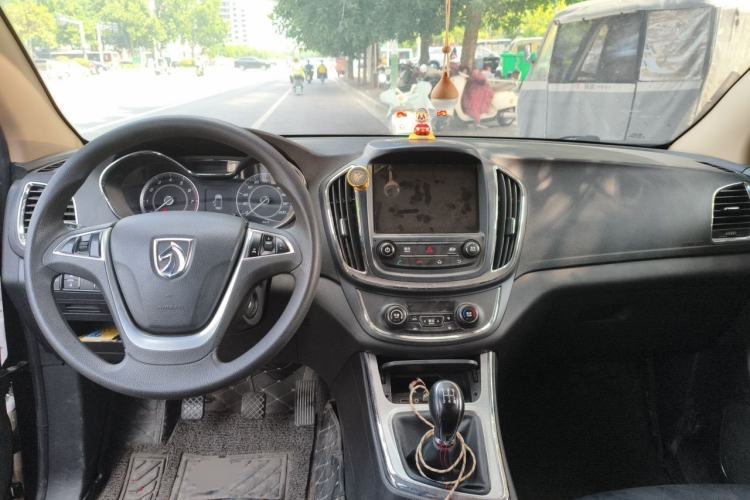 Used Baojun 560 2015 1.8L Manual Elite Edition Center Console