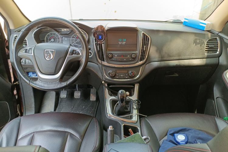 Used Baojun 560 2015 1.8L manual luxury version Center Console