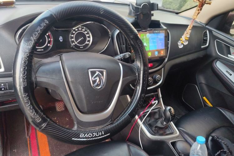 Used Baojun 560 2015 1.8L manual Comfort trim level Center Console