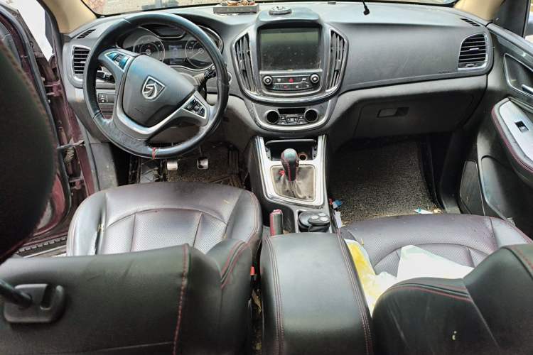 Used Baojun 560 2015 1.8L manual luxury version Center Console