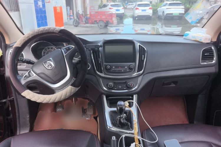 Used Baojun 560 2015 1.8L manual luxury version Center Console