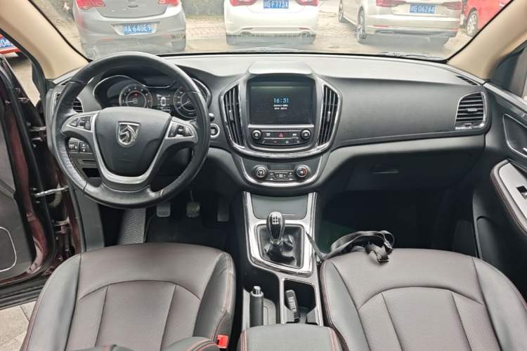 Used Baojun 560 2015 1.8L manual luxury version Center Console