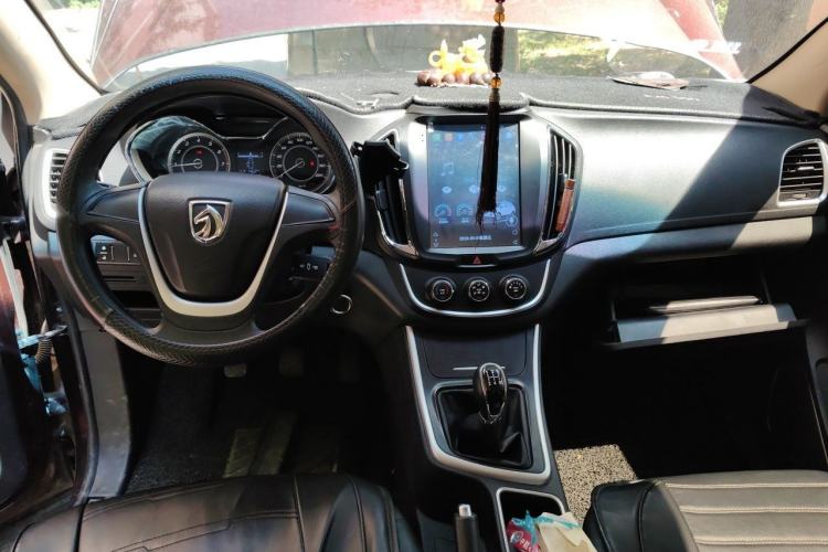 Used Baojun 560 2015 1.8L manual Comfort trim level Center Console