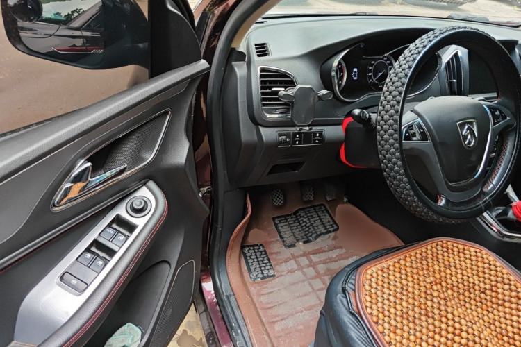 Used Baojun 560 2015 1.8L manual luxury version Driver Seat
