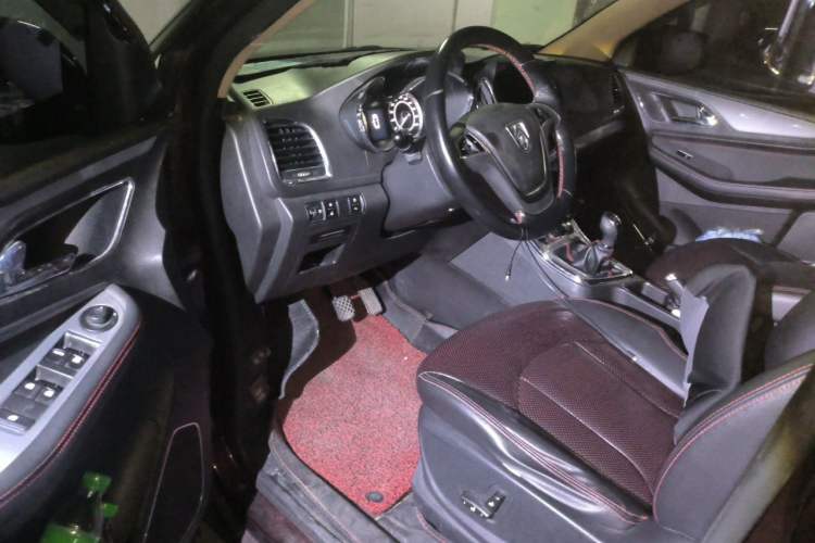 Used Baojun 560 2015 1.8L manual luxury version Driver Seat