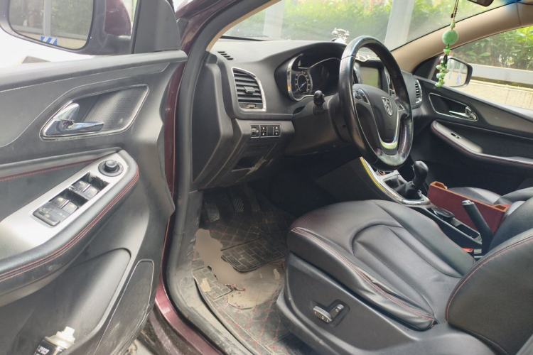 Used Baojun 560 2015 1.8L manual luxury version Driver Seat