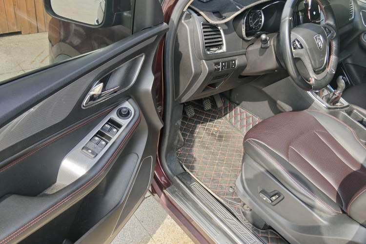 Used Baojun 560 2015 1.8L manual luxury version Driver Seat