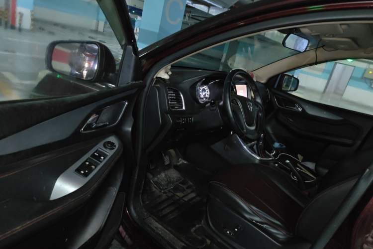 Used Baojun 560 2015 1.8L manual luxury version Driver Seat