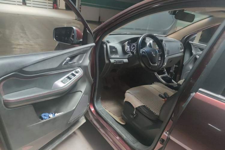 Used Baojun 560 2015 1.8L manual luxury version Driver Seat