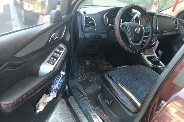 Used Baojun 560 2015 1.8L manual luxury version Driver Seat