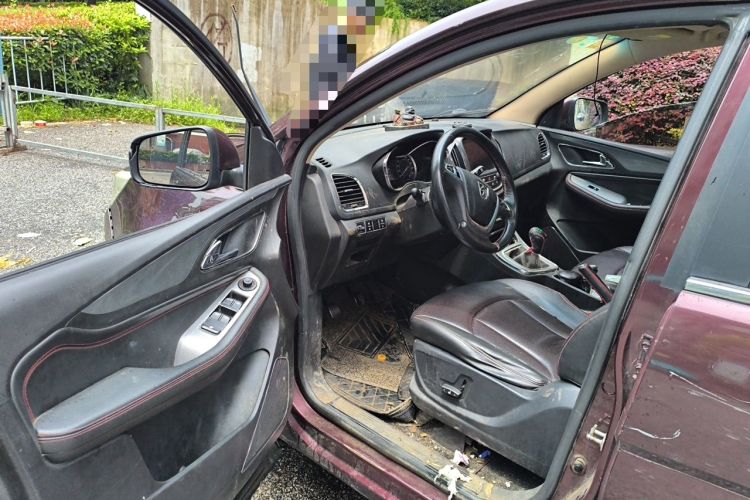 Used Baojun 560 2015 1.8L manual luxury version Driver Seat