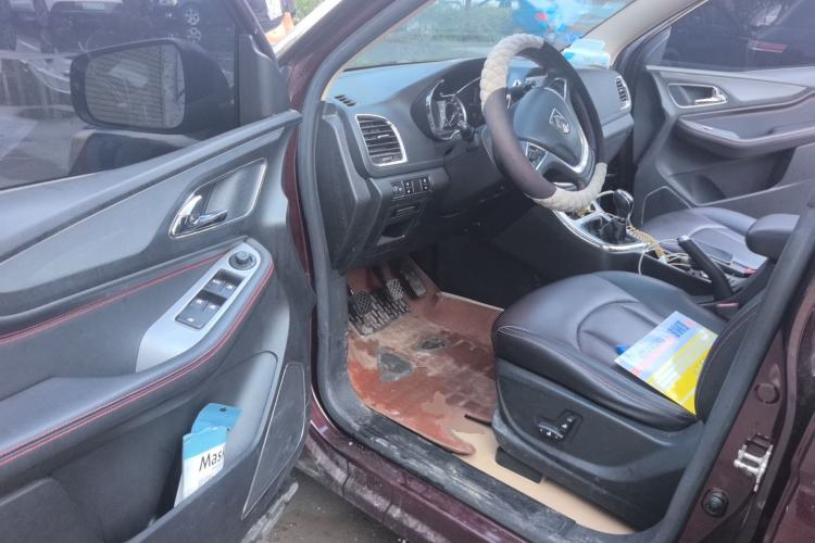 Used Baojun 560 2015 1.8L manual luxury version Driver Seat