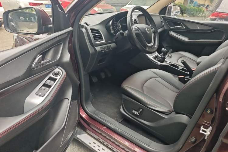Used Baojun 560 2015 1.8L manual luxury version Driver Seat