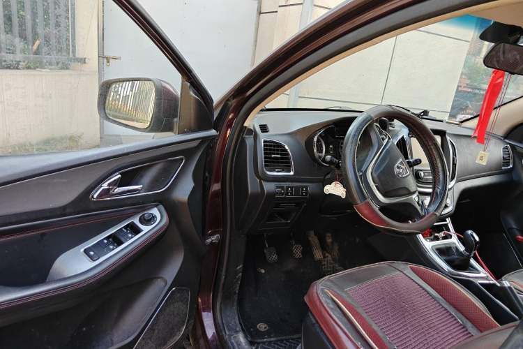 Used Baojun 560 2015 1.8L manual luxury version Driver Seat