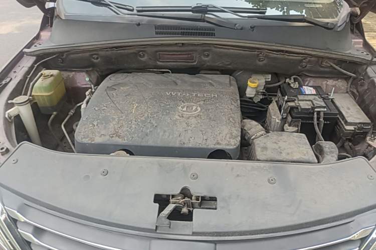 Used Baojun 560 2015 1.8L manual luxury version Engine Bay