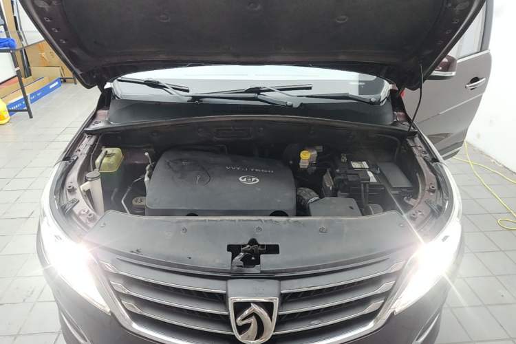 Used Baojun 560 2015 1.8L manual luxury version Engine Bay