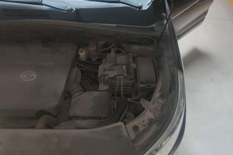 Used Baojun 560 2015 1.8L manual luxury version Engine Bay Left