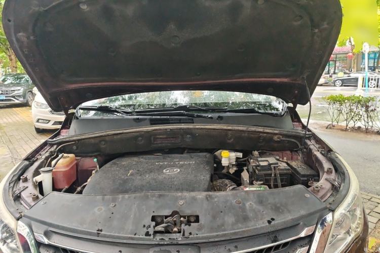 Used Baojun 560 2015 1.8L manual luxury version Engine Bay