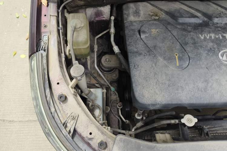 Used Baojun 560 2015 1.8L manual luxury version Engine Bay Right
