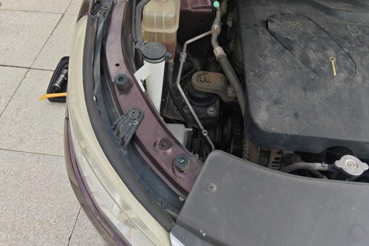 Used Baojun 560 2015 1.8L manual luxury version Engine Bay Right