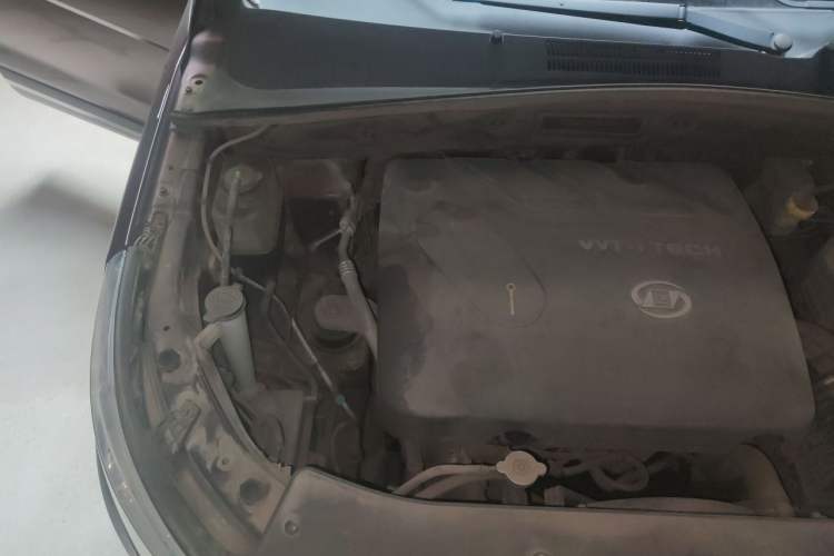 Used Baojun 560 2015 1.8L manual luxury version Engine Bay Right