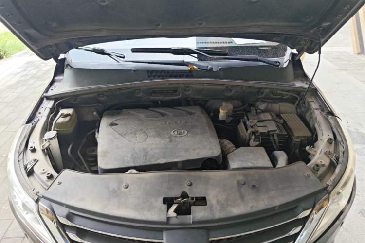 Used Baojun 560 2015 1.8L manual luxury version Engine Bay
