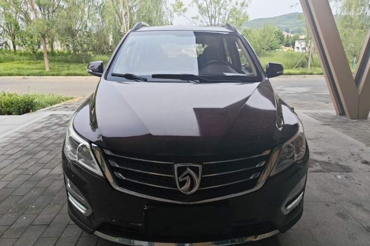 Used Baojun 560 2015 1.8L manual luxury version Front