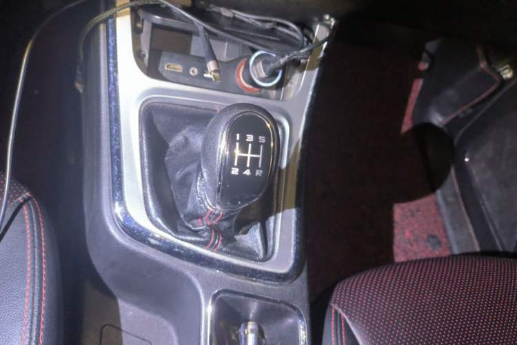 Used Baojun 560 2015 1.8L manual luxury version Gear Lever