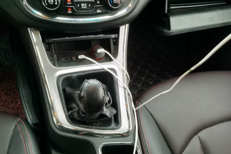 Used Baojun 560 2015 1.8L manual luxury version Gear Lever